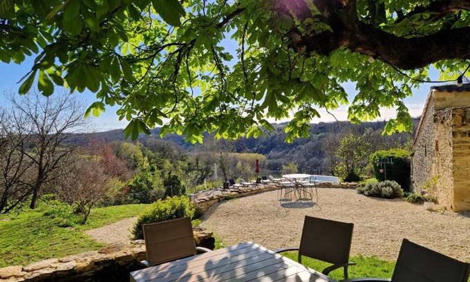 Saint-Crepin-et-Carlucet Cottage | Relaxing Retreat at Gite Saint-Crépin-et-Carlucet for 6
