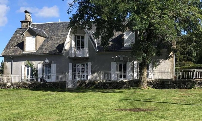 Saint-Bonnet-de-Salers Cottage | Charming Gite Saint-Bonnet-de-Salers with Spa and Kitchen