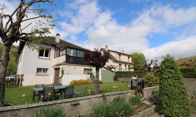 Saint-Martin-Valmeroux Cottage | Cozy Gite Saint-Martin-Valmeroux: Perfect for Families