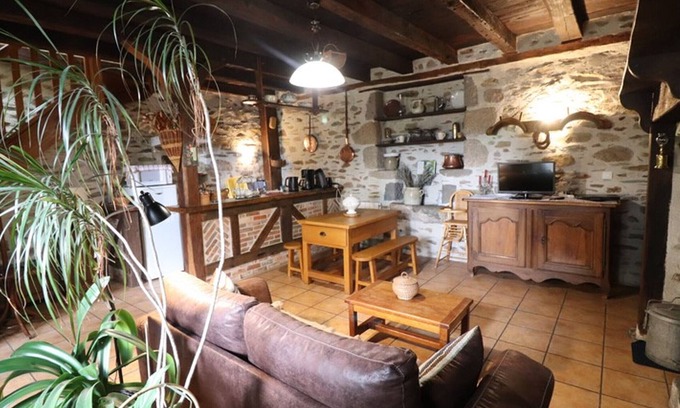 Sansac-de-Marmiesse Cottage | Charming Gite Sansac-de-Marmiesse: Pet-Friendly Retreat