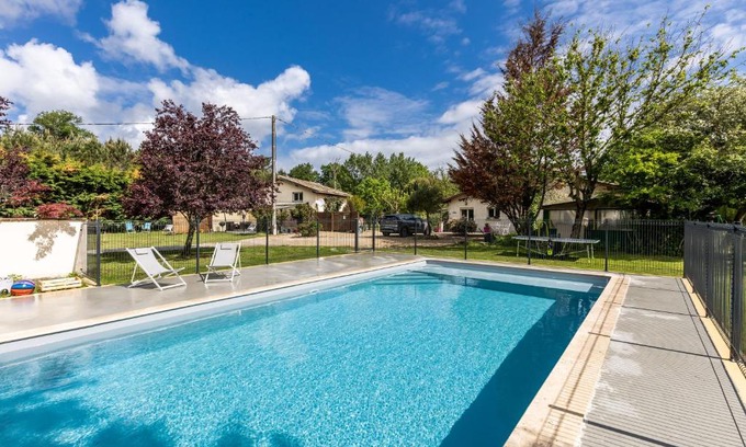 Lesparre-Medoc House | Relaxing Retreat at Gîte Senguinous with Pool Access
