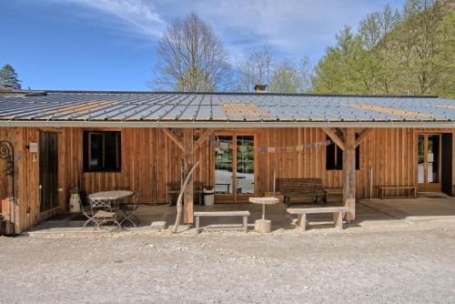 Bagneres-de-Luchon House | Cozy Gite Skioura: Perfect for Groups and Families