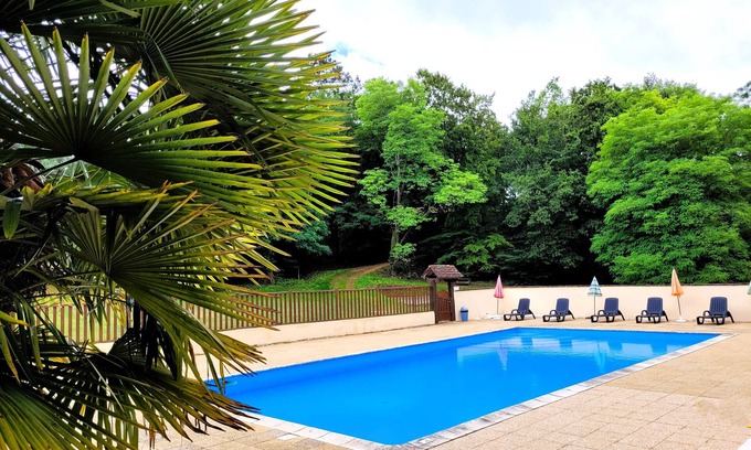 Vitrac House | Spacious Gîte for 10-12 with Shared Heated Pool & Wifi