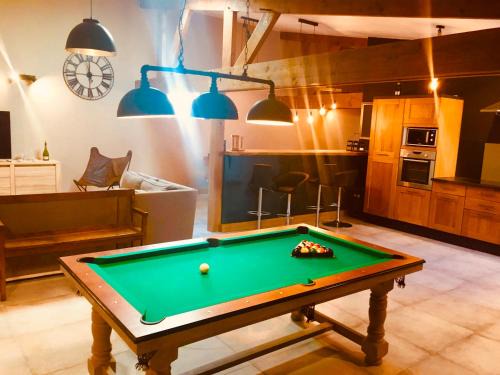 Le Mesnil-sur-Oger House | GITE ST NICOLAS: Family-Friendly Retreat with Hot Tub
