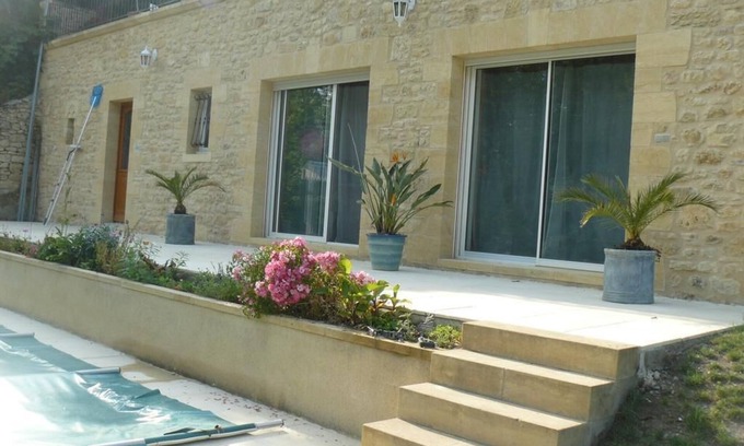 Les Eyzies Cottage | Cozy Gîte with Ensuite Shower and Garden View Amenities
