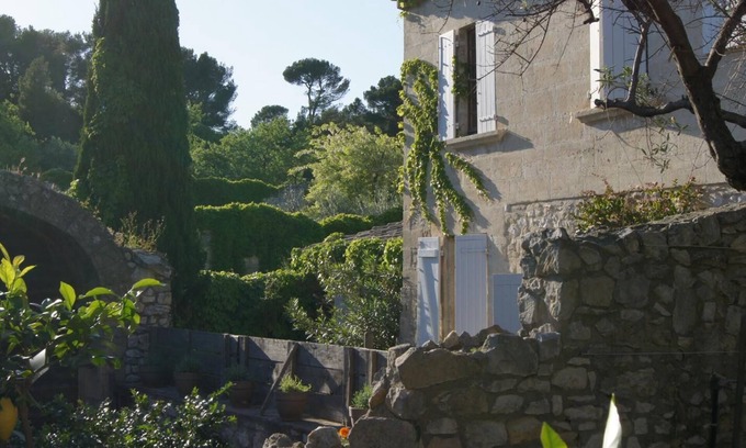 Villeneuve-les-Avignon Cottage | Pet-Friendly Gîte with Ensuite Bath & Courtyard View