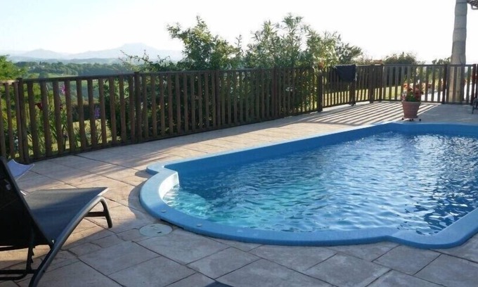 Halsou Cottage | Inviting GITE T3 with Pool and Breathtaking Mountain Views