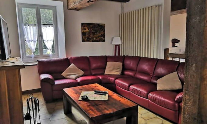 Doue House | Gite Terre de Doue: Ideal Family Retreat with Spa & Kitchen