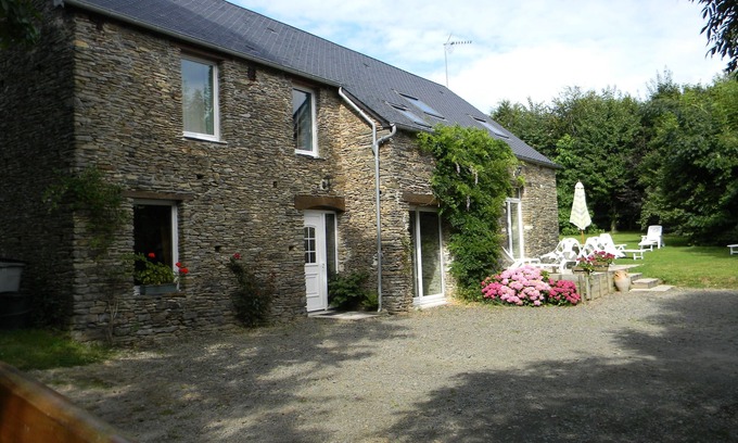 La Vacquerie Cottage | Enchanting Gite: Restored Wine Press with Spa & Kitchen