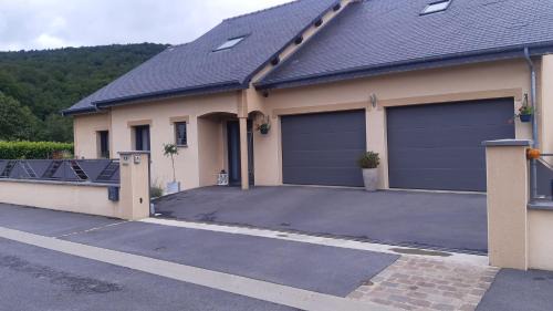Tournavaux Apartment | Inviting Gite Vallée et Semoy: Family-Friendly with Breakfast