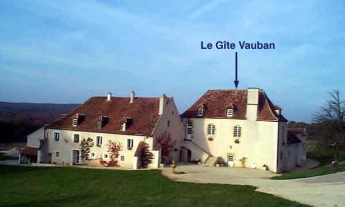 Asquins House | Gite Vauban: Family-Friendly Retreat with Spa and Ocean Views