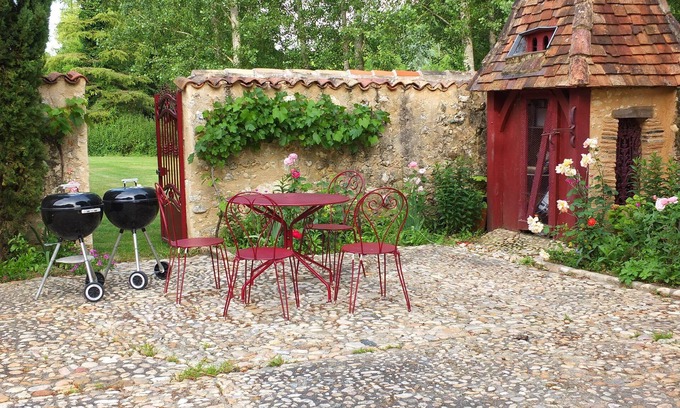 Villamblard House | Gite Vert: Cozy 2-Room Apartment with Private Pool Access
