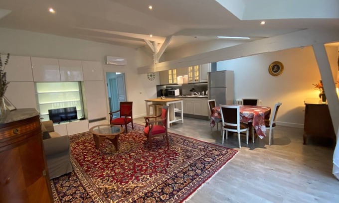 Latresne House | Explore Gîte Vignes at Chateau Gassies with Pool & Spa