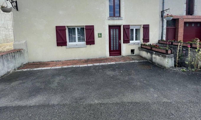 Nouan-sur-Loire Cottage | Family-Friendly Gite Vineuil with Kitchen and 8/10 Rating