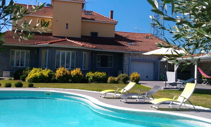 Cazeres House | Inviting Gîte in Cazeres with Pool and Ocean Views
