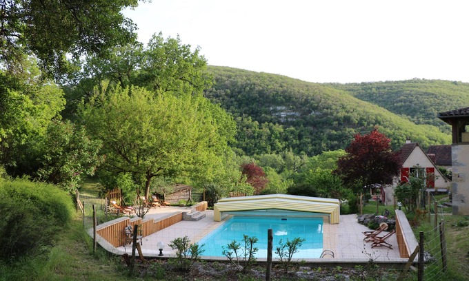 Espagnac-Sainte-Eulalie Cottage | Family-Friendly Gite with Pool in Célé Valley Near Figeac