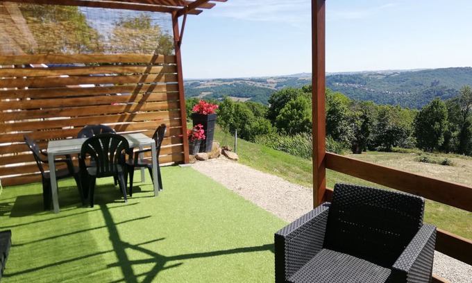 Najac House | Gîte with Breathtaking Panoramic Views and Pool Access