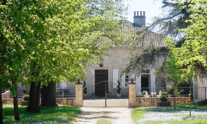 Mauroux House | Gite with large swimming pool, play area, adapted for wheelchair users. Quality bedding.