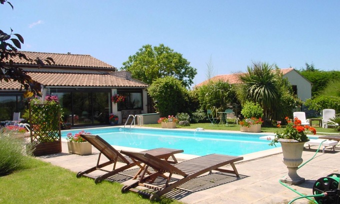Semoussac House | Review Score 10/10: Gite with Pool & Garden Room Oasis