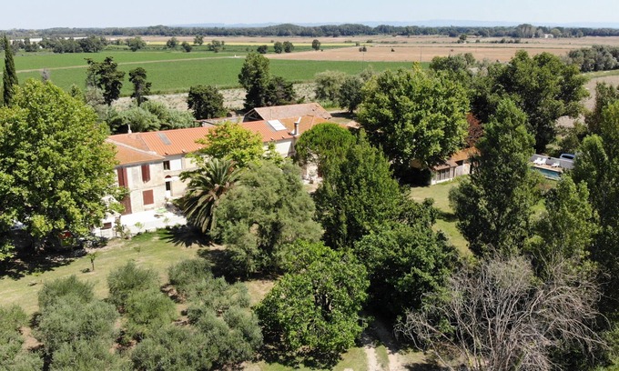 Arles House | Inviting Gite with Shared Pool in Beautiful Camargue