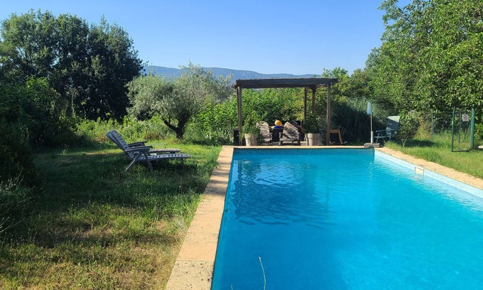 La Tour-d'Aigues Apartment | Gite with swimming pool to share in the middle of the vineyards. Pets accepted