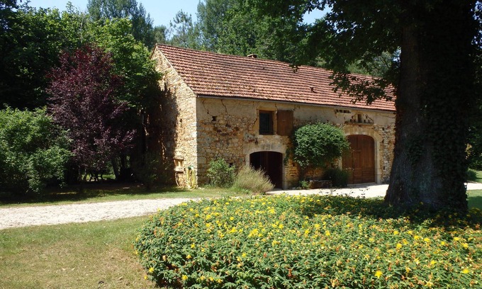 Montclera House | Impressive Gite with Pool and Breakfast for Unforgettable Stays