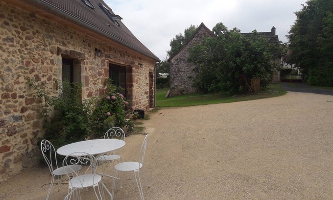 Chatres House | Gites NOELLIE: Family Retreat with Private Pool & Kitchen