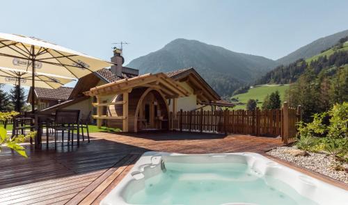 Vallarga Apartment | Gitschberg - Appartements: 4-Star Retreat with Spa & Hot Tub