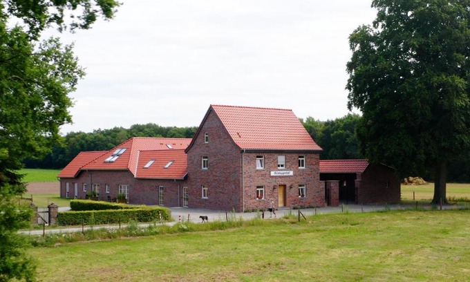 Wassenberg Hotel | Discover Gitstapper Hof: Pet-Friendly with Great Dining
