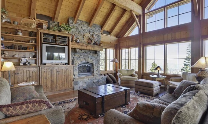 Truckee House | Scenic Glacier Lodge with Breathtaking 360 Views and Pool