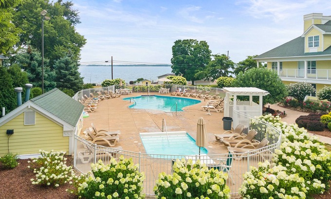 Kelleys Island Hotel | Explore Glacier Suite at Kelley's Island Venture Resort
