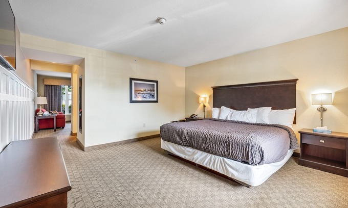 Kelleys Island Hotel | Relaxing Glacier Suite at Kelley's Island Venture Resort