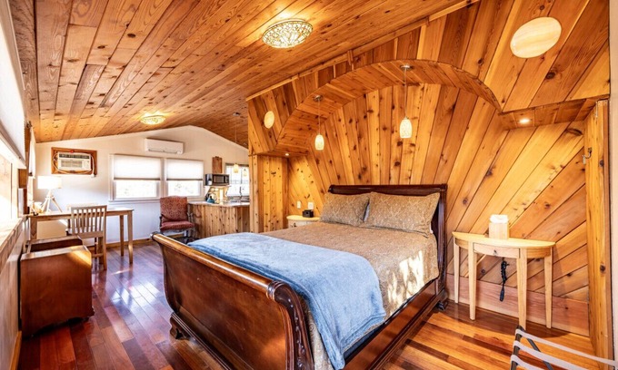 Stanardsville Apartment | Inviting Glade Cottage at White Lotus Eco Spa Retreat