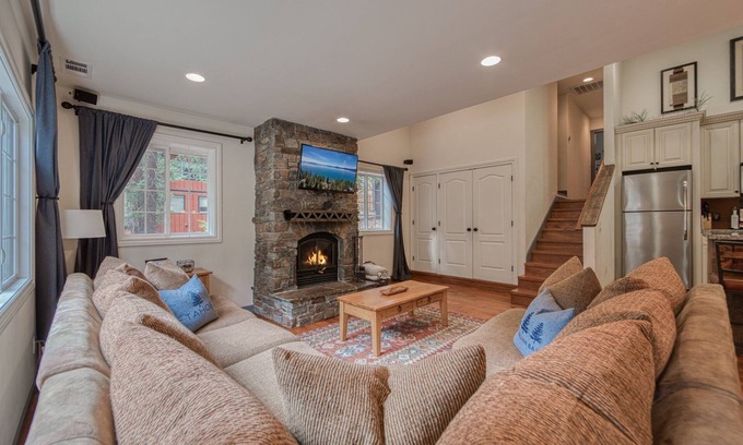 Ridgewood House | Pet-Friendly Deerfield Cabin with Lake Views and Pool