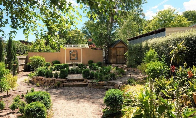 Beechworth Cottage | Delightful Gladstone House: Walk to Town & Family-Friendly