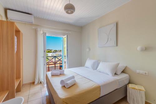 Megas Gialos Apartment | Stylish Glafki Studios Syros with Oceanfront Views