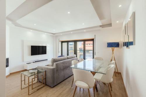 Carvoeira Apartment | Stylish 2 Bedroom Retreat in Family-Friendly Massamá