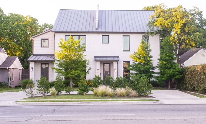Park Cities House | Celebrity Home Getaway in UP! 4BR with Spa & Breakfast