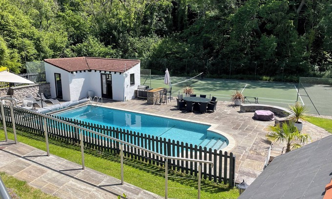 Wenvoe House | Glamorgan House: Pet-Friendly Cottage with Pool & Spa
