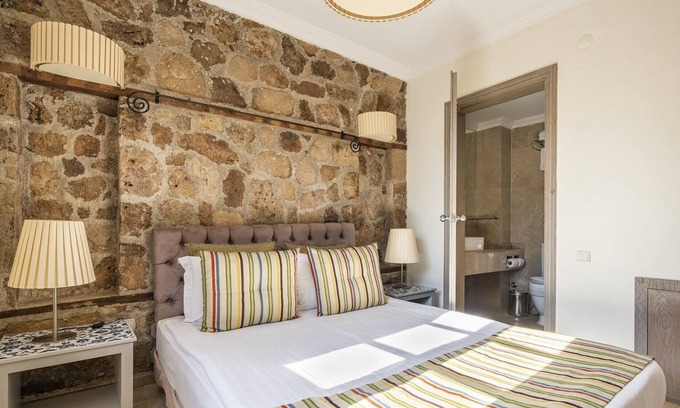 Kaleici House | Elegant Flat with Jacuzzi Steps from Hadrian's Gate