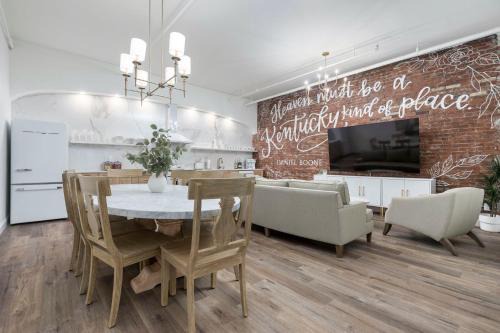 Downtown Louisville Apartment | Elegant Heart of Kentucky Suite - Pet Friendly Retreat