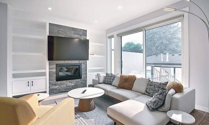 Glenbrook House | Elegant Vines Retreat, 10 Minutes from Downtown