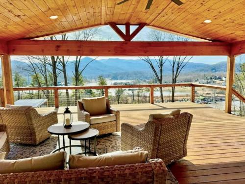 Hiawassee House | Guest Rated 10/10: Glamp House with Hot Tub & Scenic Views