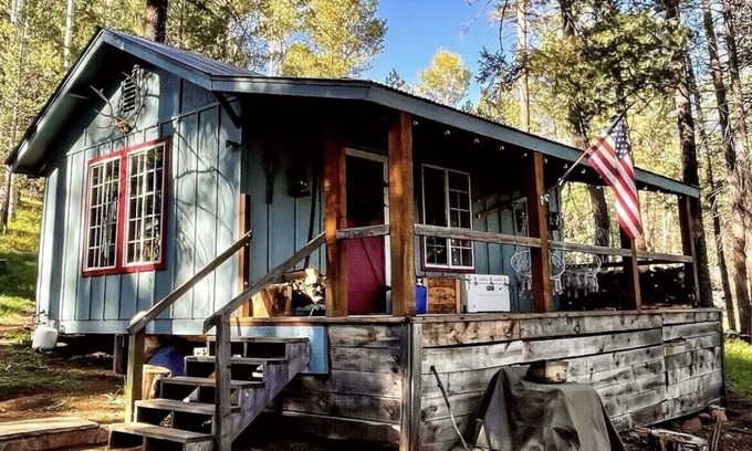 Flagstaff Cabin | Off-Grid Glamper Cabin in Flagstaff: Rated 9.8, Pet Friendly