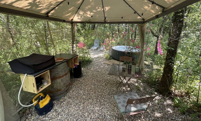 Loubezs-Bernac Cabin | Unique Glamping Experience at Black Box for Families