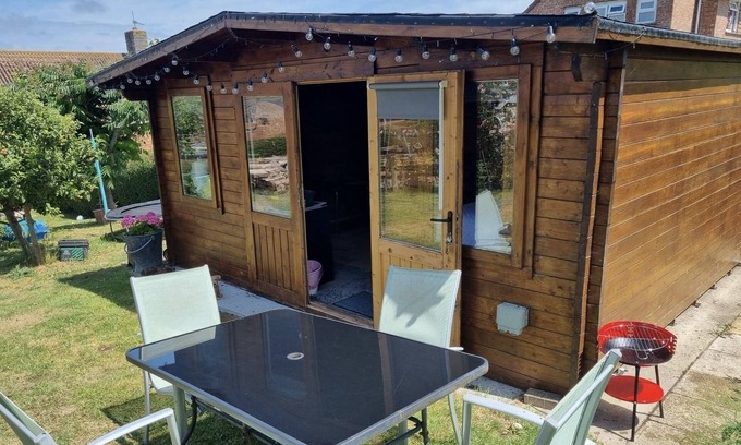 Swanage Cabin | Charming Lavender Cabin by the Jurassic Coast Awaits You