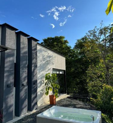 Dosquebradas House | Experience Nature at Glamping Galcano with Hot Tub & Breakfast