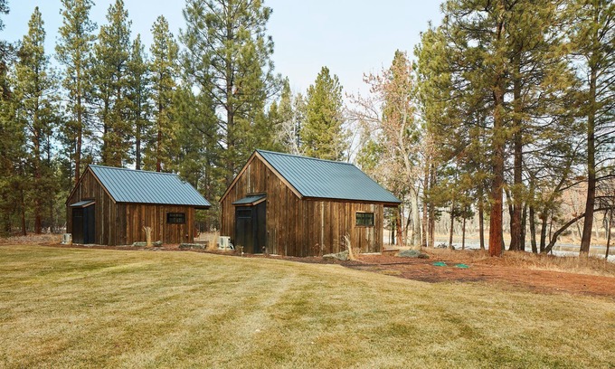 Grantsdale Cabin | Enchanting Glamping Hut Along the Bitterroot River