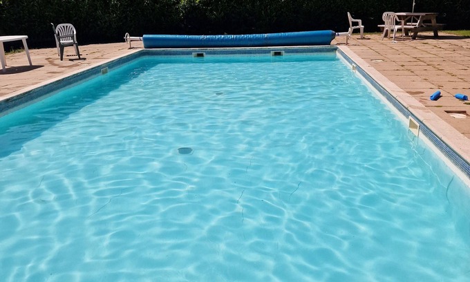 Kingswood Cottage | Pet-Friendly Glamping Hut with Pool & Breakfast Options