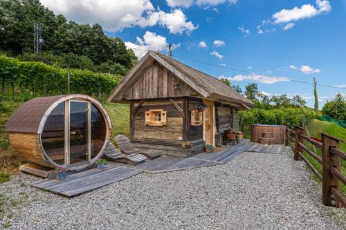 Srednje Grcevje House | Experience Glamping Paradise Škatlar with Hot Tub & Pet-Friendly